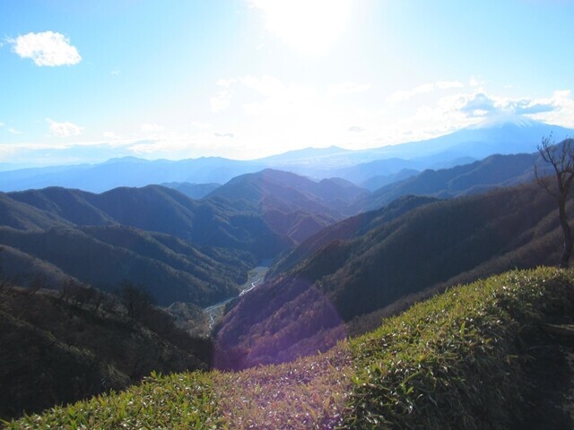 蛭ヶ岳へ至る稜線から眺める富士山の景色