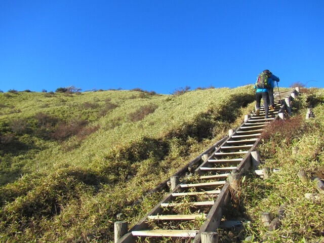 蛭ヶ岳の山頂までアップダウンが続く登山コース