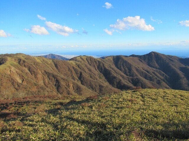 歩いてきた丹沢山、塔ノ岳の稜線