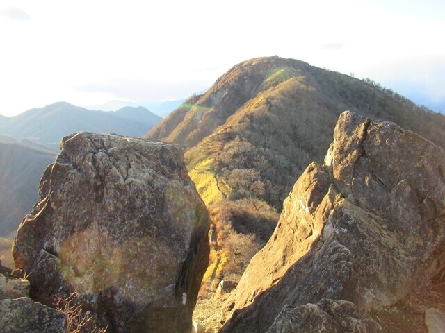 鬼ヶ岩と蛭ヶ岳の景色