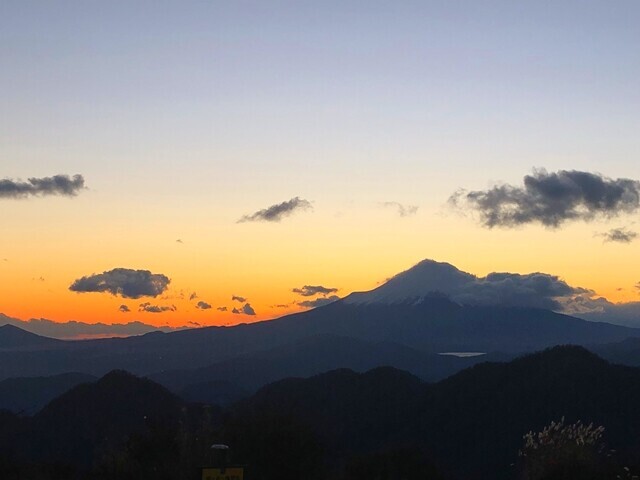 蛭ヶ岳の山頂から夕日と富士山の景色
