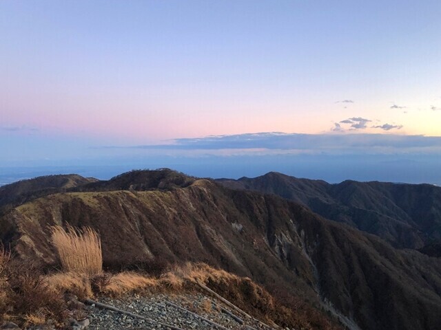 蛭ヶ岳山荘から見る丹沢主脈縦走路の景色