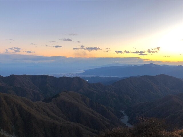 蛭ヶ岳山荘から見る真鶴半島と伊豆半島景色