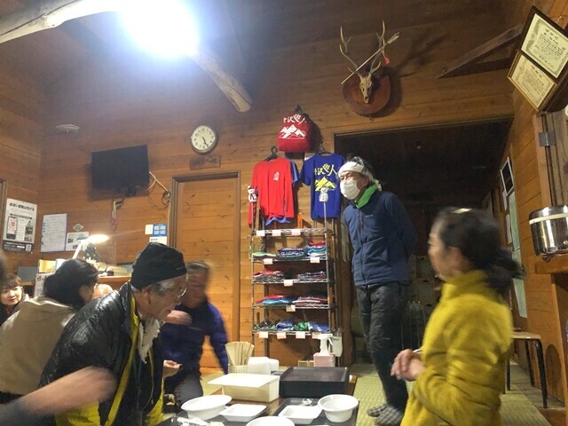 蛭ヶ岳山荘の小屋番から夕食のルールについての説明の様子