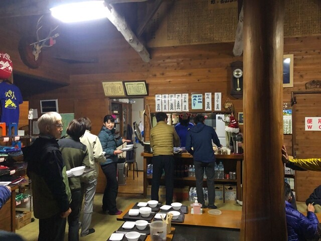 蛭ヶ岳山荘の配膳の様子