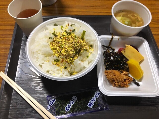 蛭ヶ岳山荘の朝食の様子