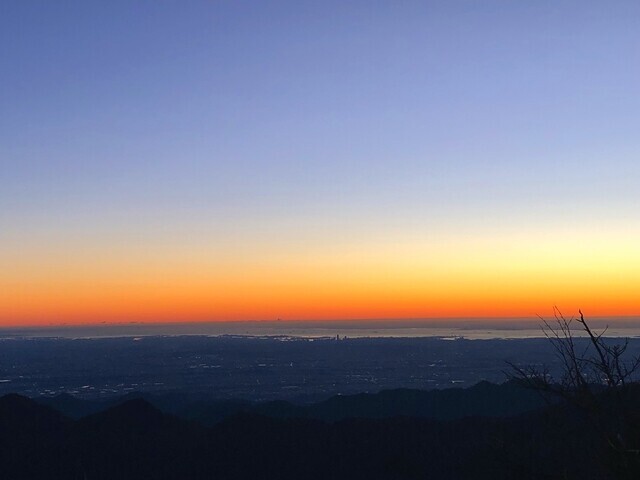 日が昇る前の蛭ヶ岳山荘殻の景色