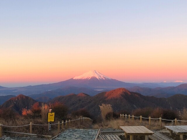 蛭ヶ岳山荘から見るモルゲンロートの富士山の景色