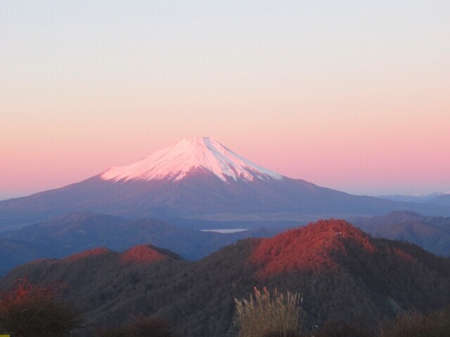 蛭ヶ岳頂上からモルゲンロートの檜洞丸と富士山の景色