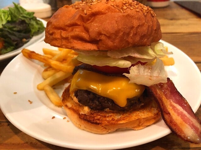 注文したバビーズの名物料理でありますベーコンチーズバーガー（料金２，１００円）