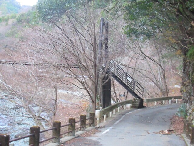 天王寺尾根の登山口付近の吊橋