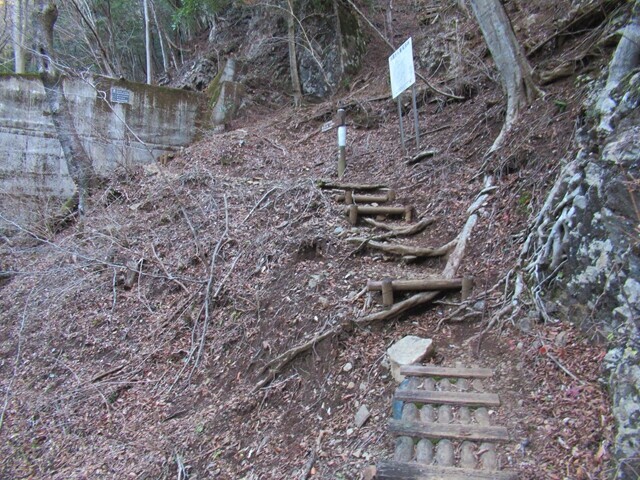 天王寺尾根の登山口