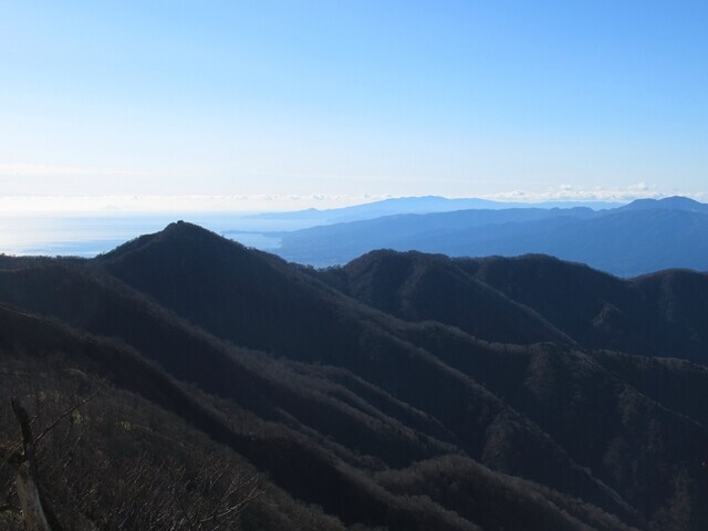 丹沢山の山頂からの鍋割山、真鶴半島、伊豆半島景色