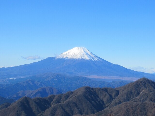 丹沢山と塔ノ岳の登山道から見る富士山