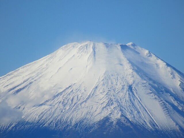 アップの富士山と雪の登山道