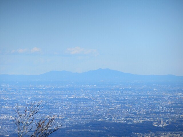 塔ノ岳の山頂から筑波山の景色