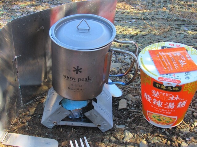 塔ノ岳の山頂直下で昼飯の様子