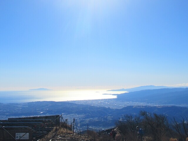 塔ノ岳の山頂から見えた大島と真鶴半島、伊豆半島