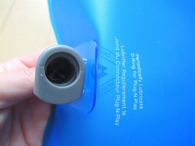 サロモンハイドレーションSOFT RESERVOIR 2Lホースの取り付け口