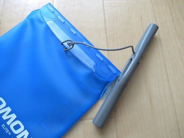 ストッパーを左にズラすと水等を入れられる状態になる