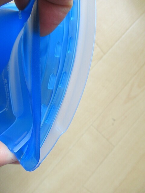 水等を入れた後は折り畳んでストッパーで留めればハイドレーションが使える状態になる