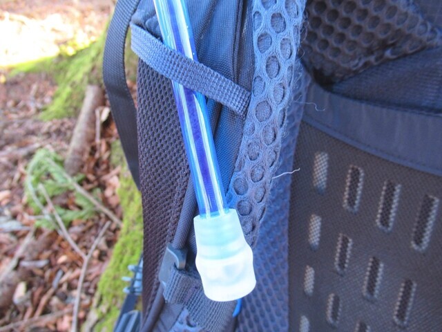 登山用のザックにサロモンハイドレーションをセッティングしてレビューしている様子