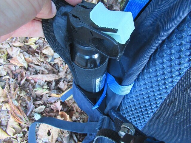 クマ撃退スプレーをザックのサイドポケットに入れている状態