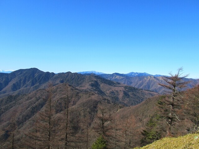 雲取山の山頂から金峰山方面の景色