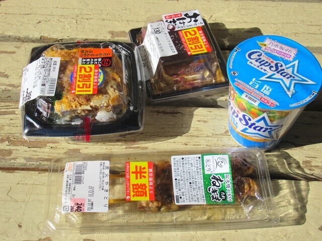 雲取山の山頂で山飯の様子