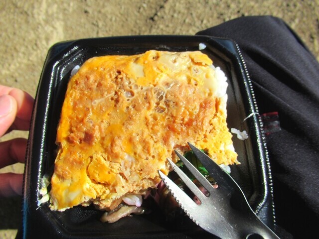 雲取山の山頂付近でお弁当を食べている様子