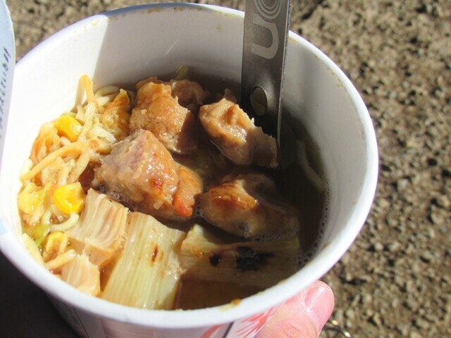 雲取山の山頂付近で食べたカップ麺