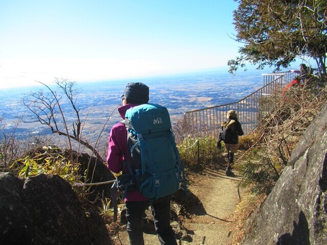 男体山の山頂近くの景色