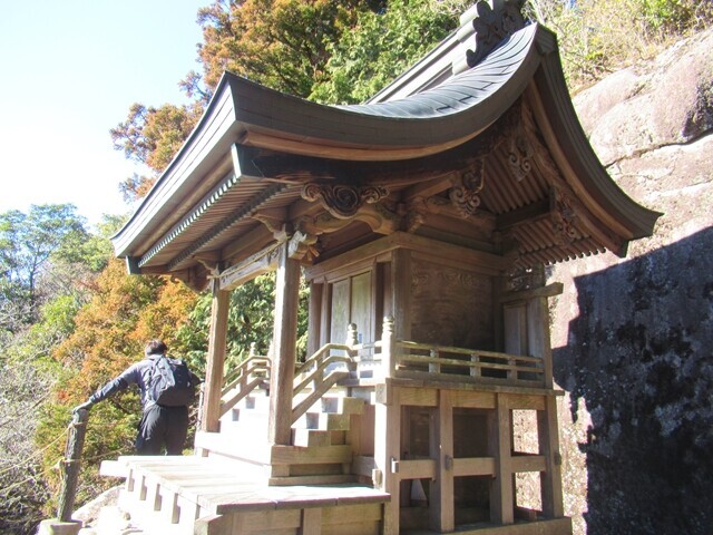 登山道が逸れた所に鎮座するお社