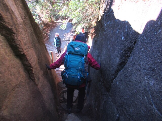 筑波山女体山の下山は岩が多い