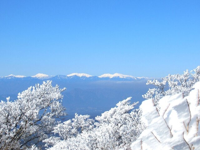 越前岳の山頂からの南アルプスの景色