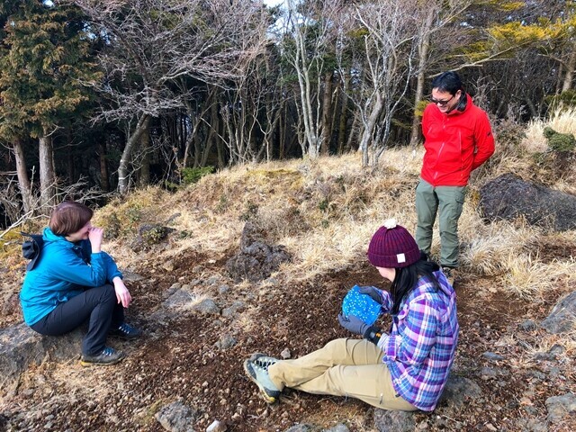 勢子辻登山道で休憩中の様子