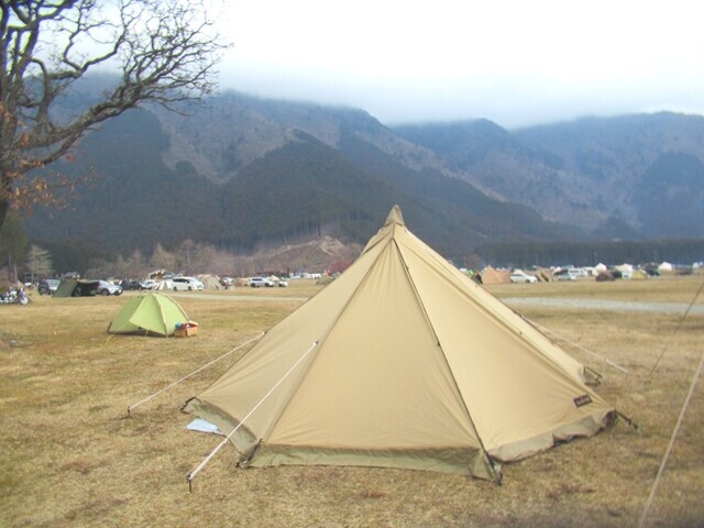 防寒対策としてワンポールテントで女性は寝てもらった様子