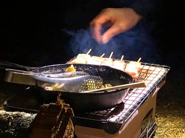 グループキャンプで作ったキャンプ飯調理の様子