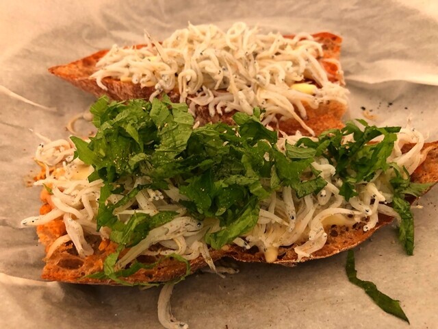 キャンプ料理で作ったピザ
