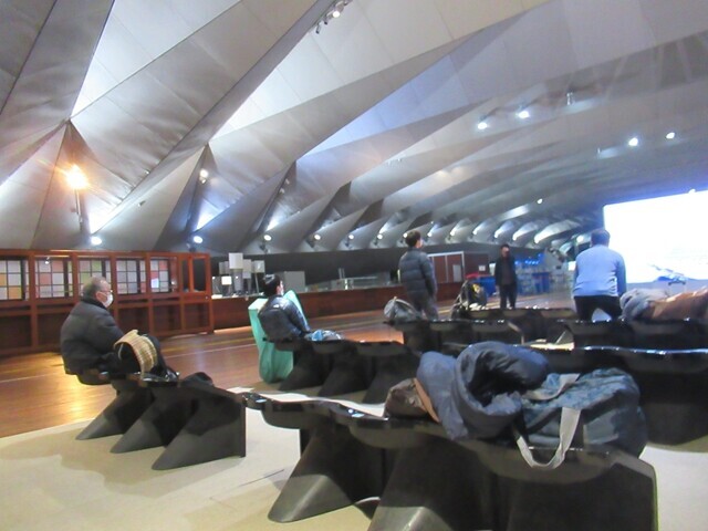 大桟橋内の待合ロビー