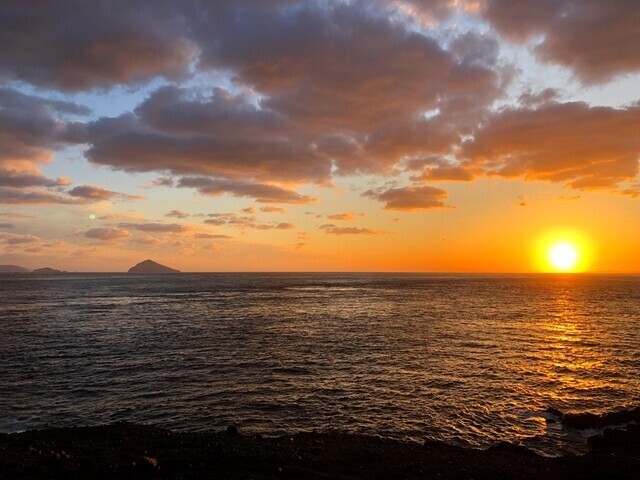 伊豆七島は日没の様子