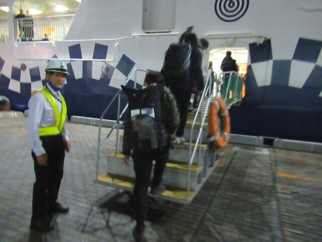 横浜港からさるびあ丸に乗船して大島を目指してスタートの様子
