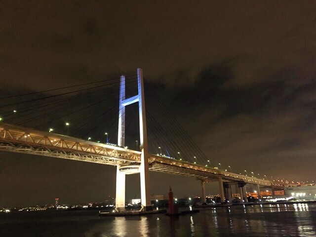 普段眺めることが出来ない角度から横浜ベーブリッジの夜景