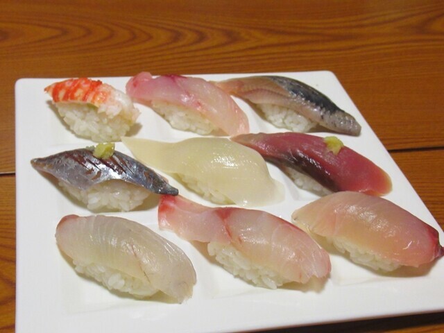 港鮨の地魚寿司