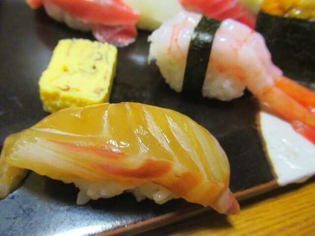 べっこう寿司と港鮨の特上寿司食べてレビューしている様子