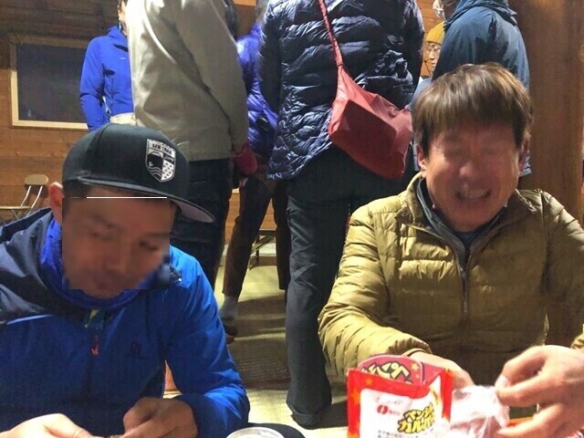 蛭ヶ岳山荘で夜の時間を満喫している登山者達