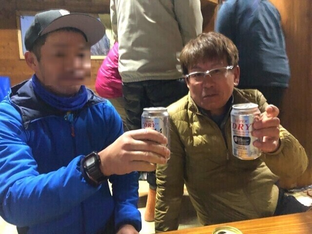 蛭ヶ岳山荘でビールを飲む登山仲間