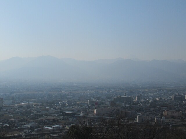 大蔵経寺山登山道口から振り返っての甲府方面の景色