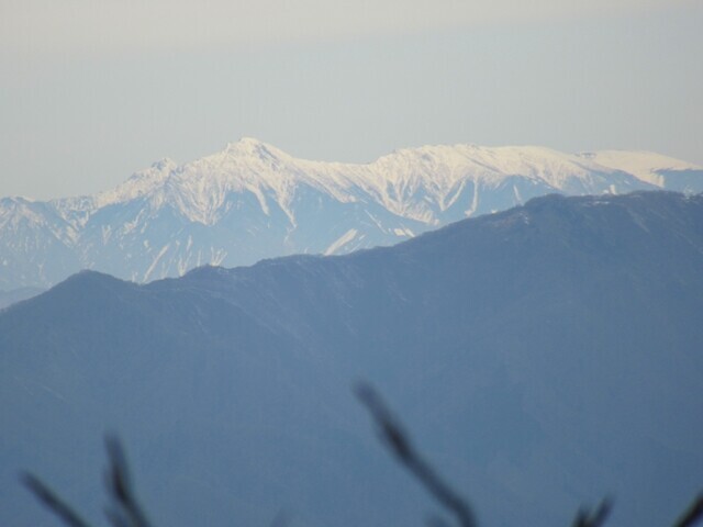 大室山の山頂から加入道山避難小屋方面南アルプスの景色
