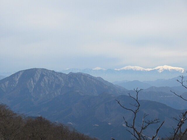 御正体山でその奥が南アルプス景色